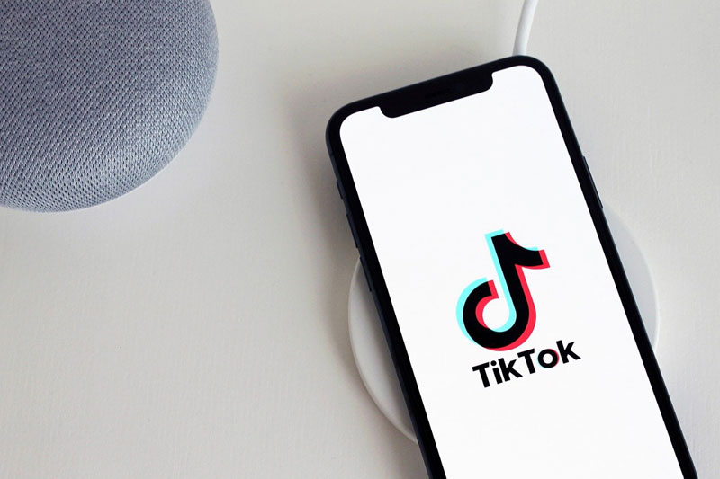 TikTok app on smartphone, photo by Antonbe